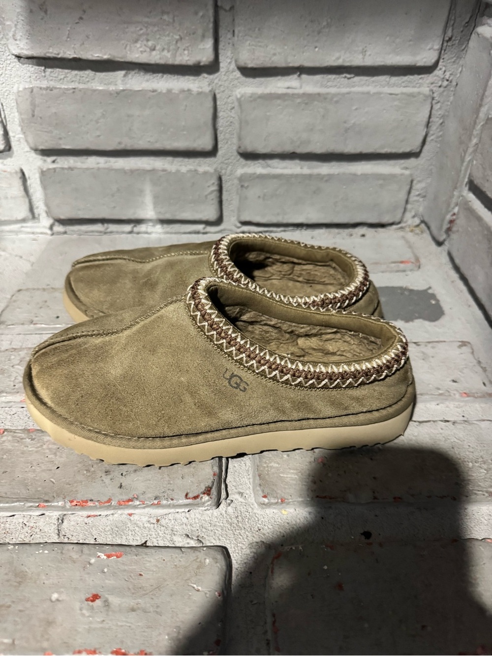 UGG Women's Olive/Tan Suede Slip-On Mule size 8 w